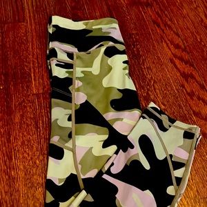 Zyia Light N Tight 7/8 Camo Leggings Size 12
